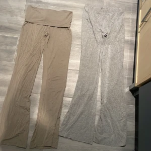 Yogapants - Säljer två par superbekväma mjukisbyxor, ett par i beige och ett i ljusgrått. Dom är från lager 157 och kostar 50 kr st. Yogapants! Gråa är i storlek M och beiga i S men båta sitter som S!