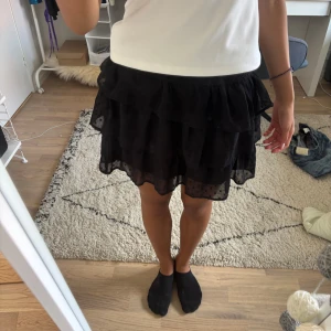 Svart volangkjol med prickigt tyg - Jag säljer en Supersöt svart volangkjol från Lindex Barn avdelning! Sitter som S💞Kan även användas som topp! Man kan också vika ner kjolen som jag gjorde om man vill att den ska vara kortare!