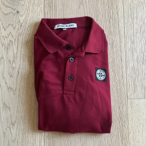 Stoneisland pike - Säljer en stoneisland pike för bra pris, bra skicka inga fläckar eller defekter, skriv vid minsta fundering osv🤗