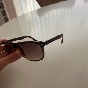 Ray ban boyfriend  - 🕶️Säljer nu ett par ricktigt snygga och trendiga glasögon från rayban, tillbehör som fodral tillkommer inte ☀️.De här glasögonen är perfekta till sommaren som passar med allt.😉                                                      Ny pris: 1200kr-1700kr❌                     Mitt pris: 499kr✅                                        Skick:7/10👍