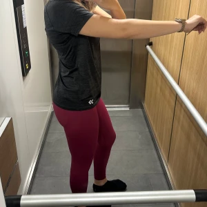 Lila leggings med scrunch bak - Säljer ett par lila leggings i stretchigt material med scrunch-detalj bak som framhäver formen. De är tillverkade i 92% polyamid och 8% elastan, vilket gör dem mjuka och följsamma. Perfekta för träning eller chill dagar.