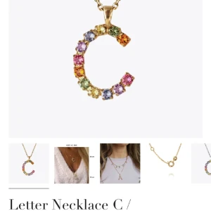 Caroline Svedbom halsband  - Superfint halsband i guld med ett C-format hänge täckt av färgglada stenar i rosa, blått, grönt, lila, gult och orange. Perfekt statement-piece för dig som vill sticka ut och visa din personlighet. Kedjan är tunn och elegant, och bokstaven glittrar i alla regnbågens färger. Köpte för 800kr. Pris kan diskuteras !!❤️