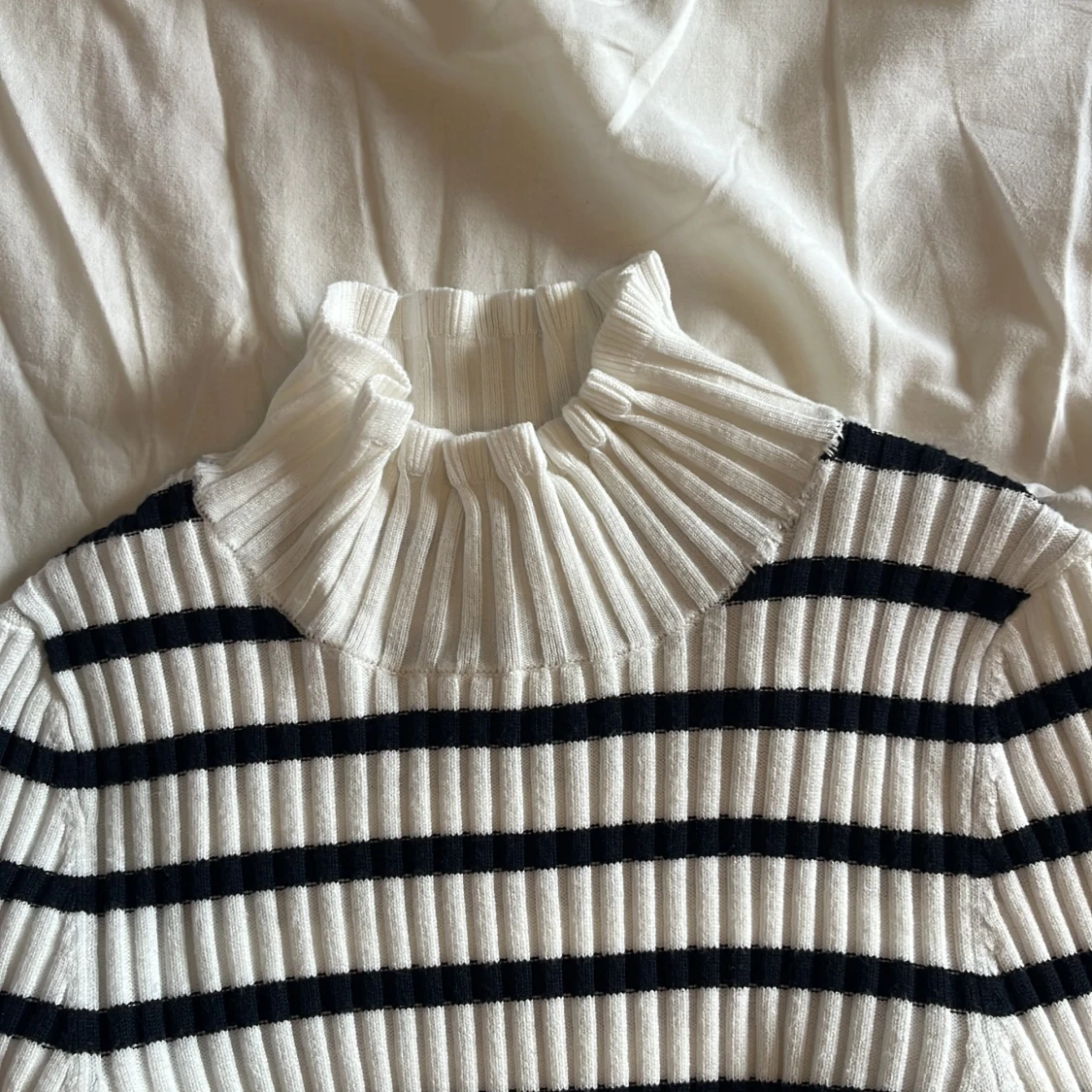 Randig ribbad polotröja i vitt och svart - 1