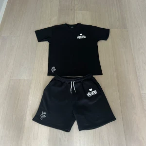 Valerra summer set - sommarset från Valerra, bestående av matchande T-shirt och shorts. Setet har en minimalistisk design med en broderad logga på bröstet och en större tryckt logga som ger en modern touch.  Materialet är av premiumkvalitet – huvudsakligen bomull – vilket gör det både bekvämt och perfekt för varma dagar. Det här setet är en del av en exklusiv drop och kommer med största sannolikhet inte att släppas igen i år.  Perfekt för dig som gillar stilrena, street-inspirerade plagg med hög kvalité!