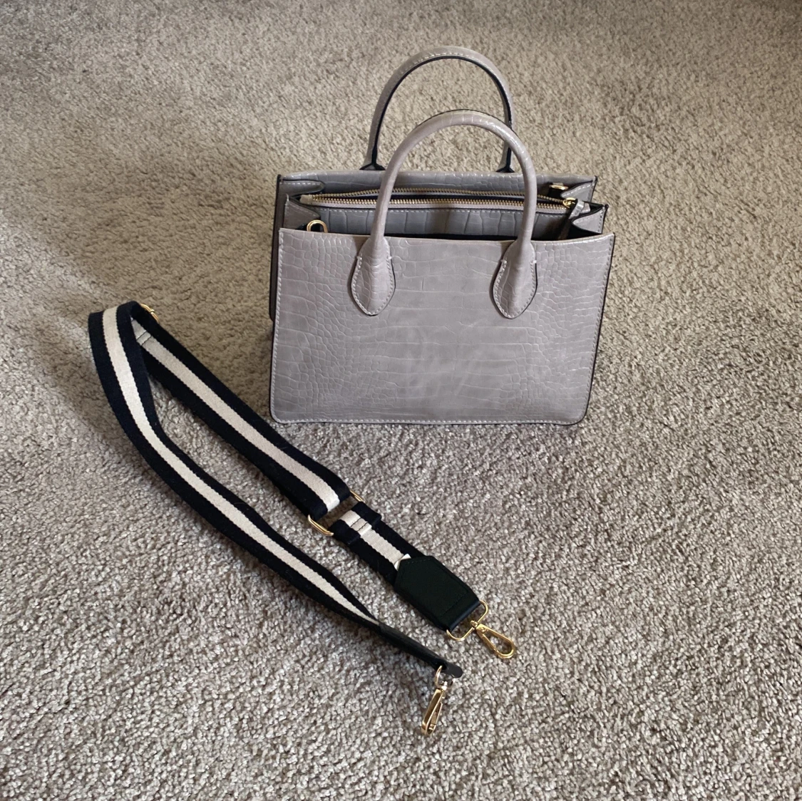 Grå handväska med croco-mönster - 3