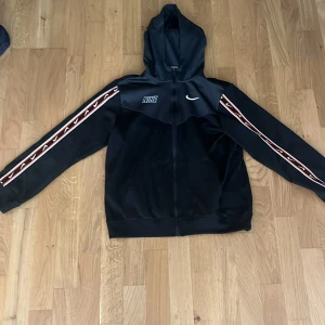 Nike zip hoodie  - Tjena, säljer min helt nya Nike zip hoodie. Den är aldrig andvänd,jag har bara inte haft andvändning för den. Anledningen varför jag säljer den är eftersom att den är lite för liten för mig och jag behöver pengarna! Den passar dig som är mellan 158-175 cm!