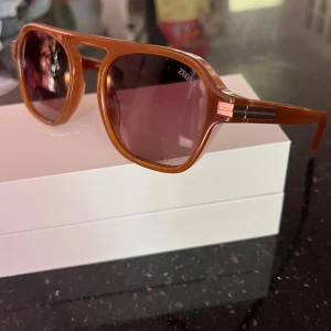  solglasögon från Zegna - Snygga designer solglasögon från Zegna med bruna bågar i retroinspirerad form och tonade bruna glas.  Säljer till ett mycket bra pris!