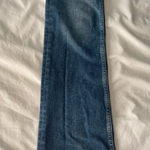 Lågmidjade jeans bootcut - Snygga blå jeans från Lindex med klassisk femficksdesign och raka ben. Jeansen har normalhög midja och är tillverkade i mjukt bomullsmaterial med lite stretch för extra komfort. Perfekta till sneakers eller boots.