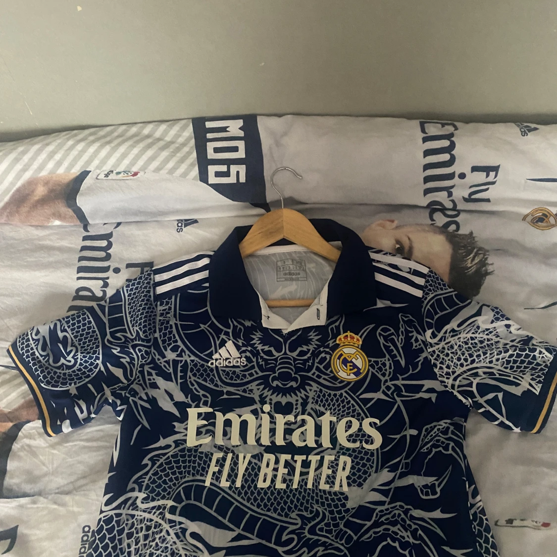 Real Madrid x Adidas blå draktröja S