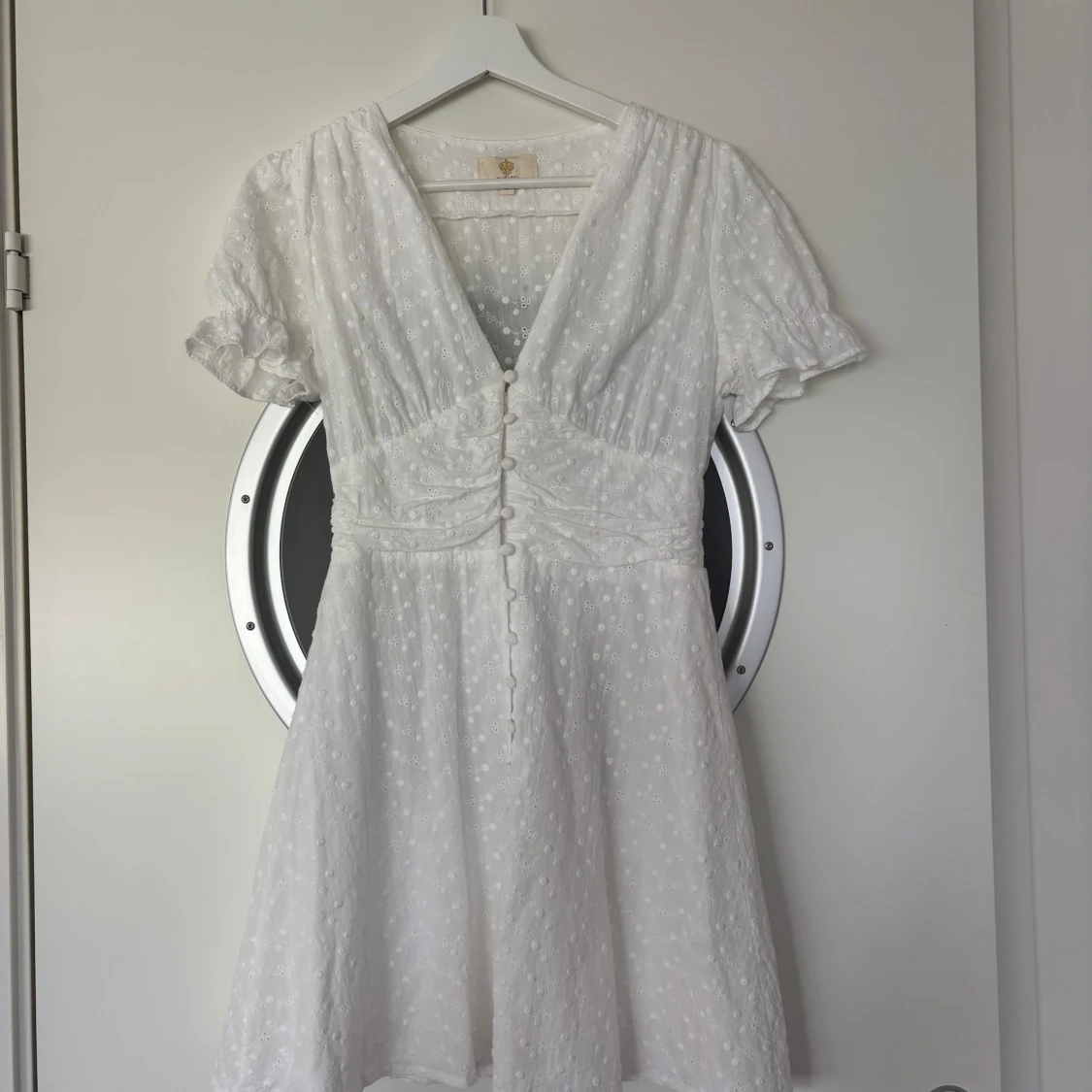 Vit kortklänning med broderade detaljer - 3