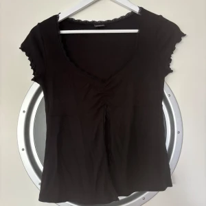 Svart topp med spets från Gina Tricot - Snygg topp från Gina! Använd fåtal gånger  Storlek M men passar mig som vanligtvis har S!