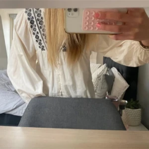 Mönstrad blus - Jättefin mönstrad blus från Zara köpt på Plick, bilderna är från förra ägaren!! Jättebra skick!