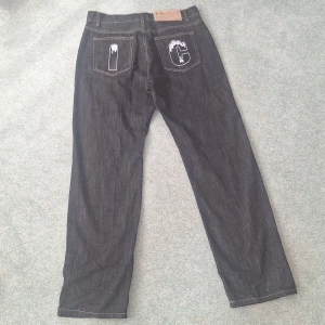 En par icecream jeans från märket billionaire boys club - Ett par svarta baggy jeans från märket billionaire boys club som är storlek 34 och priset kan diskuteras