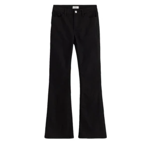 Svarta bootcut jeans  - Snygga svarta jeans med bootcut-ben. Klassisk femficksmodell med bälteshällor och knappstängning. Perfekta för dig som vill ha en stilren och tidlös look. Materialet är mjukt och följsamt för extra komfort.
