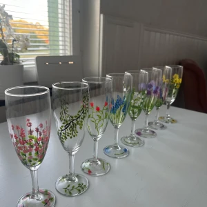 Handmålade champagneglas med blommor - Personliga glas 