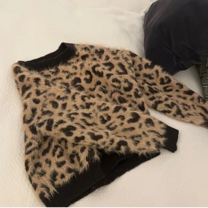 Leopardmönstrad fluffig tröja - strl xs 💗 lånad bild från hon ja köpte av, säljer pga har tröttnat på den. väldigt nytt skick 