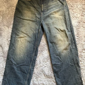 Baggy jeans med unik mudwash  - Asfeta baggy jeans med unik wash. 32W 32L
