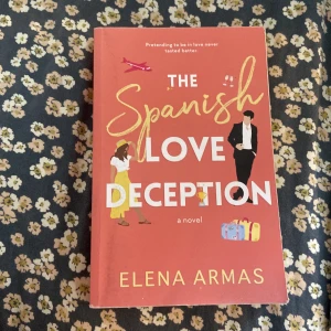 The Spanish Love Deception - En charmig och rolig roman om Catalina som tar med sig en fejkad pojkvän till sin systers bröllop i Spanien. Perfekt för dig som älskar romantik, humor och oväntade vändningar. En modern feelgood som passar unga vuxna och ungdomar.  Engelsk booktok bok!