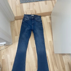 Blå bootcut jeans från gina tricot  - Snygga blå bootcut jeans från g perfect jeans i storlek M. Jeansen har klassisk femficksdesign, hög midja och utsvängda ben. Tillverkade i mjukt denimtyg som sitter skönt och ger en tidlös look.