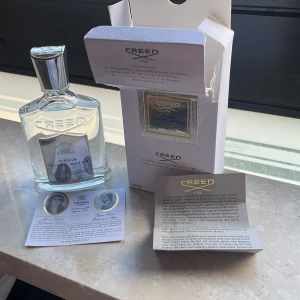 Creed Virgin Island Water 100ml - Helt ny, oanvänd med originalförpackning. Fick den i födelsedagspresent, men jag föredrar en annan doft. Lyxig och fräsch sommardoft. Kan skickas eller hämtas.