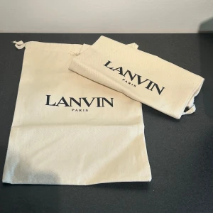 Lanvin dustbags - Lanvin dustbags. Perfekta för att höja värdet på dina lanvins ifall de inte har box eller dustbags. Nyskick. 150kr/st. Skriv vid minsta fundering 