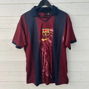 FC Barcelona Fotbollströja - Säljer en FC Barcelona fotbollströja i storlek M som är helt ny med prislapp 