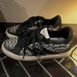 Zadig skor - Säljer dessa coola Zadig skor i storlek 40. Nypris ca 3000! Man kan säkert putsa upp de lite fräschare🖤Dustbag ingår!! pris kan diskuteras 