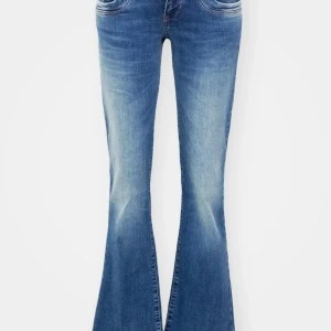 Blå bootcut jeans med utsvängda ben - Snygga blå jeans med bootcut-modell och utsvängda ben. Modell valarie.  Jeansen har en liten tråd som sticker upp på sidan men inget man märker om man inte vet om det. Super fina men är lite försmå för mig så dags att sälja vidare. Storlek: 26/30 💗