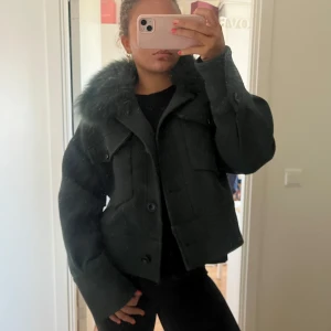 Grön jacka från Meotine - Säljer populär sällsynt grön kappa från Meotine, finns tecken på andvändning men inget som syns utåt, pris kan diskuteras.💚💚
