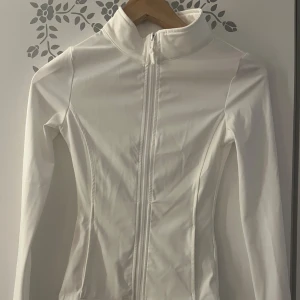  Vit gym topp  -  Snygg vit gym top som är ganska tajt och passar till fina outfits som mina gymgirlies skulle älskat 🤍