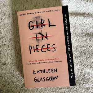 Girl in Pieces - En gripande roman om Charlotte Davis, en sjuttonåring som kämpar med sorg och smärta. Boken är hyllad för sin ärlighet och djup, och passar perfekt för unga vuxna som söker starka berättelser om att hitta styrka i motgångar. Innehåller bonusmaterial och personligt förord från författaren.