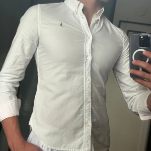 Vit skjorta från Ralph Lauren - • Nu säljs en vit Ralph lauren skjorta i mycket bra skick 👔 • Storleken är 16 år och han på bilden är ca 177cm 📏 • Mycket snygg och fräsch skjorta nu till sommaren ⭐️ • Skjortan har rosa ränder på manschetten samt insidan på kragen 🤍🩷 • Nypris på denna är ca 1600kr men säljs för ett ofattbart bra pris på snåla 249kr ! • Hör av dig vid minsta lilla fundering 🤔💭 • Kolla gärna in profilen för andra schyssta plagg som raffe skjortor, lanvins, replay jeans, Jacob cohen jeans och Dondups 🤝🤝