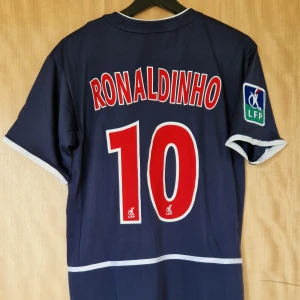 Ronaldinho fotbollströja PSG 02-03 - Ronaldinho PSG repIika fotbollströja 02-03. Helt ny med tag. Storlek: Small