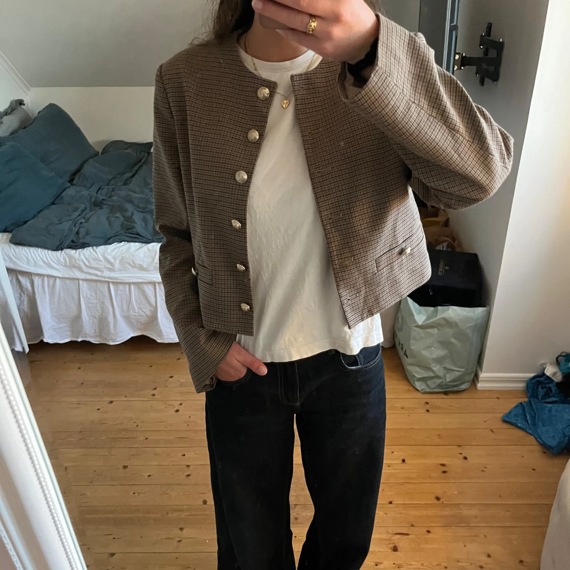 Rutig brun kavaj med guldknappar