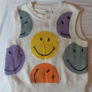 Vest - Smiley x H&M - Helt nytt skick! Söt och färgglada vest!