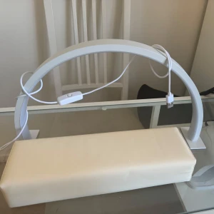 Nagellampa - En 'Beauty Lamp', en bågformad LED-lampa till nagelbordet. Produkten är förpackad i originalkartong. Helt ny aldrig använd