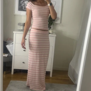 Nelly Love It set - Jättegulligt set från Nelly, ”Love It” maxi skirt och off shoulder topp. Nästintill oanvändt, använd 1-2 gånger. Inga defekter, nypris 698kr. Skriv vid frågor, pris kan diskuteras💞