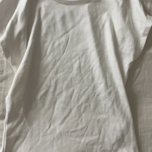 Vit tight t-shirt från Gina Tricot - En basic vit tshirt från gina. Inte använd så många gånger, och ganska bra skick.