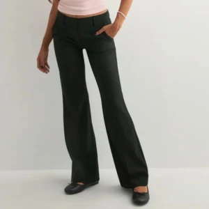 Nellys svarta kostymbyxor  - Nellys snygga svarta kostymbyxor med en lätt bootcut. Byxor som passar till ALLT och behövs i allas garderob. Långa i benen vilket är viktigt för mig som är 173.😇
