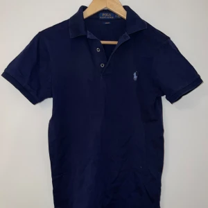 Polo Ralph Lauren - piké - Polo Ralph Lauren - piké strl S Använd, cond 9/10 Nypris 1.695:- Mitt pris 500:- 