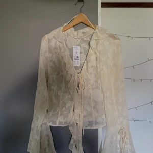 Vit knytblus från Ginatricot | 38 - Oanvänd blus från Ginatricot. Endast testad. Storlek 38!