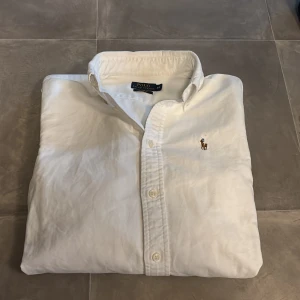 Ralph Lauren skjorta  - Skick: 10/10 | Storlek: XS | Passar perfekt för dig som är 160-165 | Nypris: 1600 | Mitt pris: 650 | Köparen står för frakt | Vill endast ha seriösa köpare | Hör av er vid frågor. 