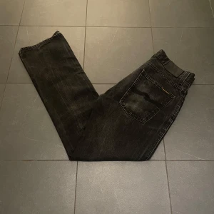 Nudie jeans - Riktigt feta jeans från Nudie, modell Slim Jim. Storlek 32/32. Mått: Midjemått: 80cm, fotöppning 20 cm, totallängd: 102cm!