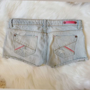 Ljusblåa lowrise jeanshorts - Sååå snygga! (Se pytteliten defekt på sista bild men märks verkligen nästan inte alls)