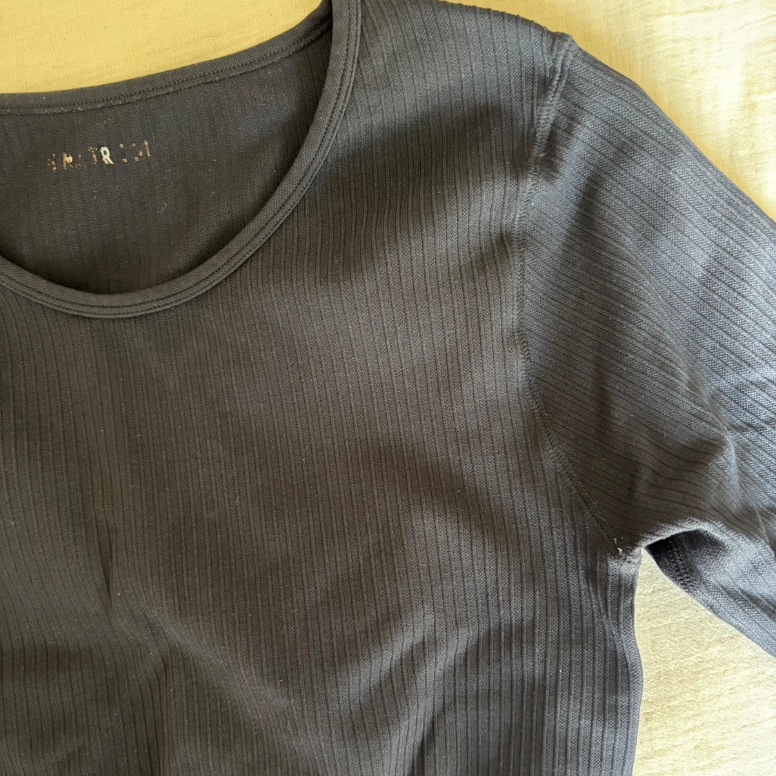 Svart ribbad långärmad tröja - 1