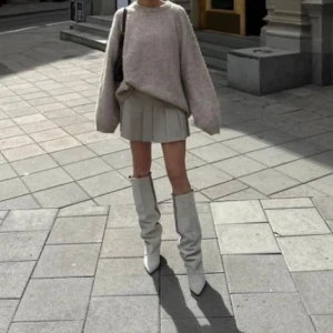 Twist and Tango Bonn boots/ stövlar - Ett par eleganta beige mocka stövlar med dekorativ detalj längs sidan. Perfekt för både vardag och fest. Stl 38, anv ett par ggr så som nya! Köpta för 3700:-Snyggaste must haves!