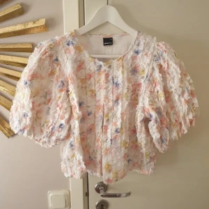 Topp - Topp från Gina Tricot i nyskick med lappen kvar nypris var 499kr.