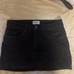 Svart kort jeanskjol - Snygg svart jeanskjol från ONLY. Mycket bra skick och inte använd många gånger💕