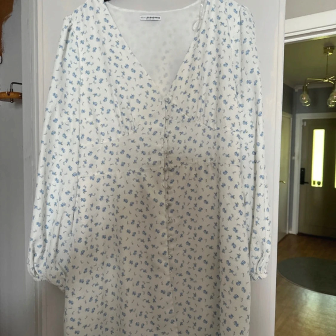 Vit blommig klänning från NA-KD