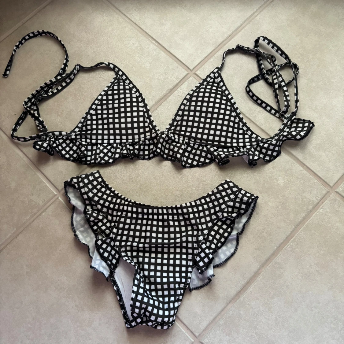 Svartvit rutig bikini med volang